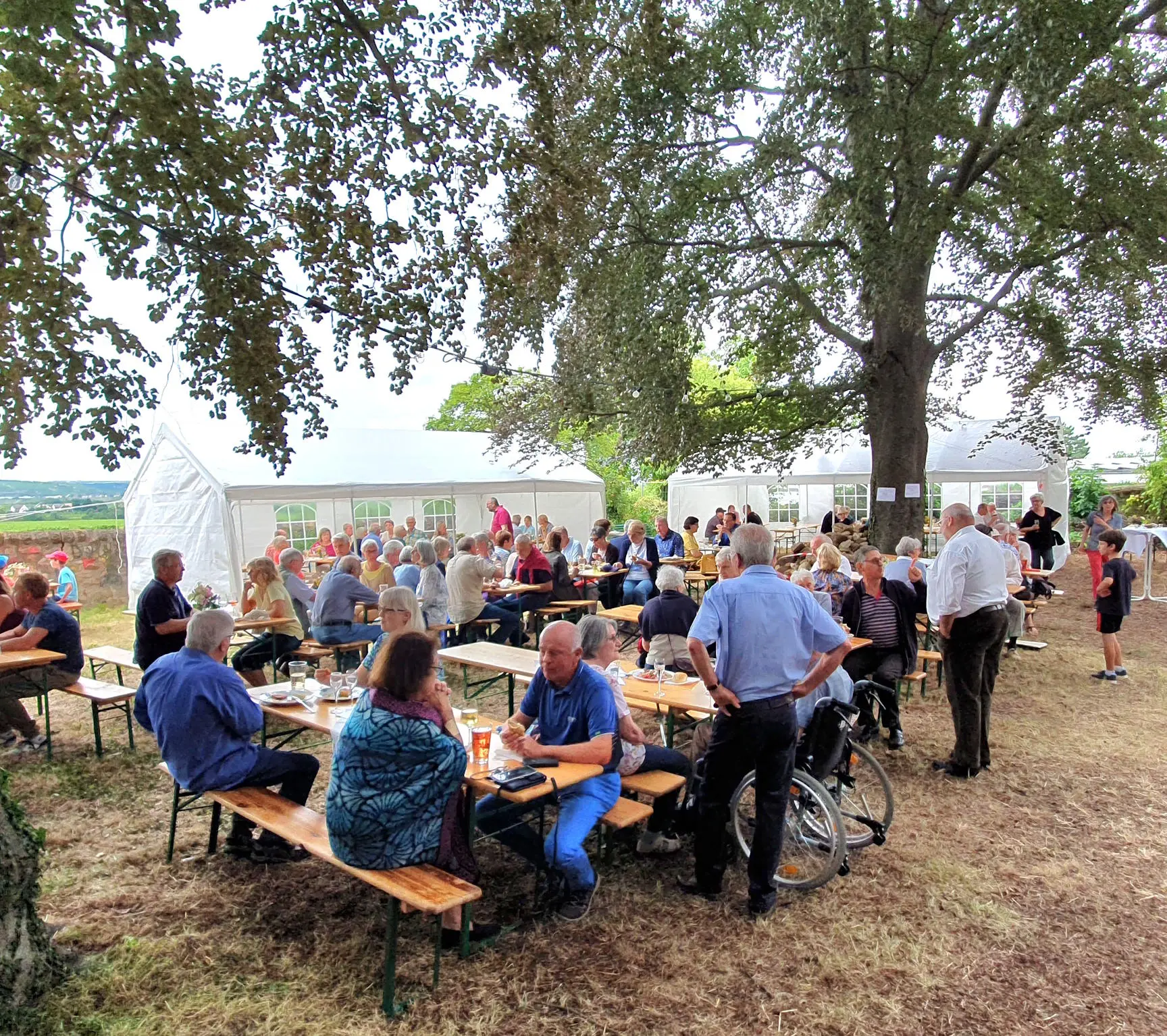 Wie beim Sommerfest des Fördervereins wird im Kirchgarten Weisenheim gefeiert.
